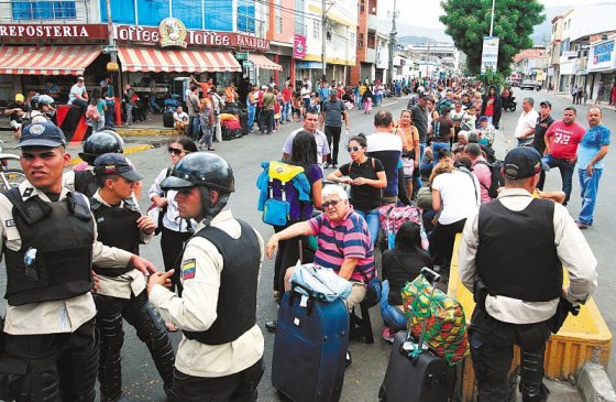 Entre los colombianos que esperan retornar a su país desde el territorio venezolano, en San Antonio del Táchira, se encuentran decenas de comerciantes. / AFP