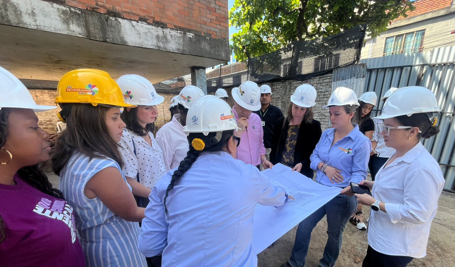 Durante un recorrido en el oriente de Cali, el alcalde junto a delegados de la cooperación francesa y mujeres, conocieron los planos y avances del espacio que entraría en funcionamiento en noviembre.