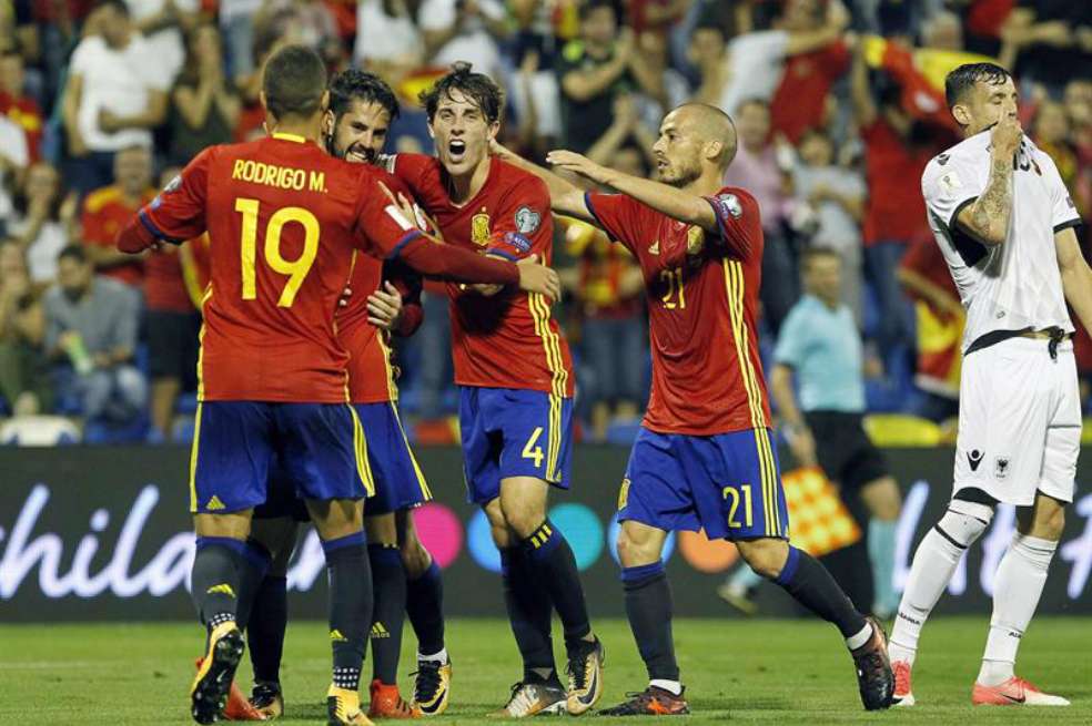 Los jugadores de España celebran uno de los goles con los que vencieron a Albania y clasificaron al Mundial. / EFE
