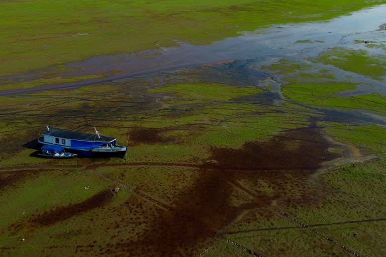 Los niveles críticos de los ríos dificultan la navegación, afectando el transporte y abastecimiento, además de que hay comunidades que consumen el agua de estos ríos.