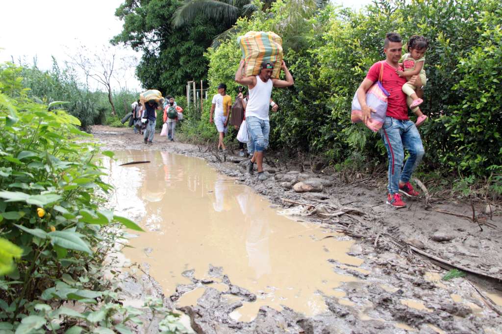 ACOMPAÑA CRÓNICA: VENEZUELA COLOMBIA***AME5544. CÚCUTA (COLOMBIA), 19/11/2020.- Fotografía de archivo fechada el 19 de noviembre de 2020 que muestra a ciudadanos venezolanos mientras caminan por una trocha rumbo a Cúcuta, Norte de Santander (Colombia). Cuando Jarvin Soto desapareció en un paso fronterizo ilegal entre Venezuela y Colombia el 13 de octubre de 2022, su familia comenzó a buscarlo en esa compleja zona, conocida como "trocha", para encontrarlo muerto diez días después. Su caso se computa dentro de las 334 desapariciones registradas en el mismo territorio durante el pasado año por la ONG Fundaredes. EFE/ Mario Caicedo /ARCHIVO