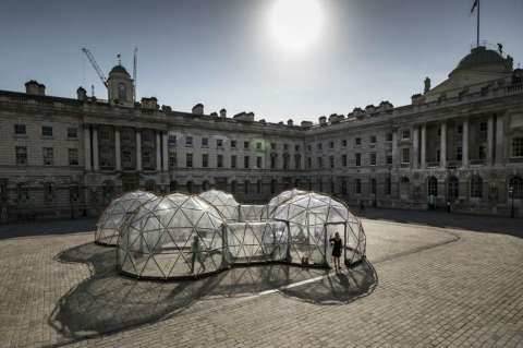 El artista que da un tour por los aires más contaminados del mundo