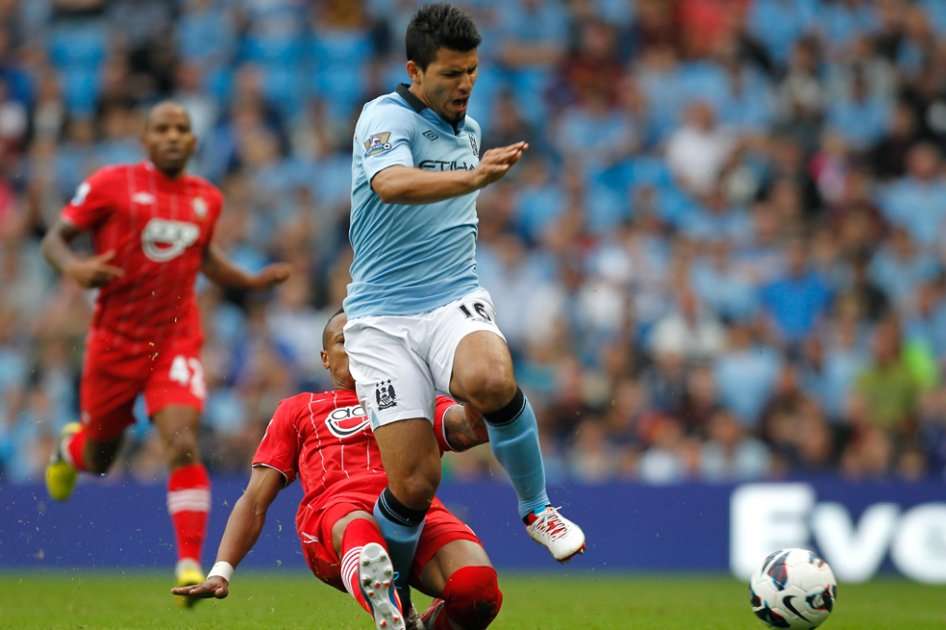 Esta entrada lesionó al Kun Agüero en el arranque de la Premier League / AFP