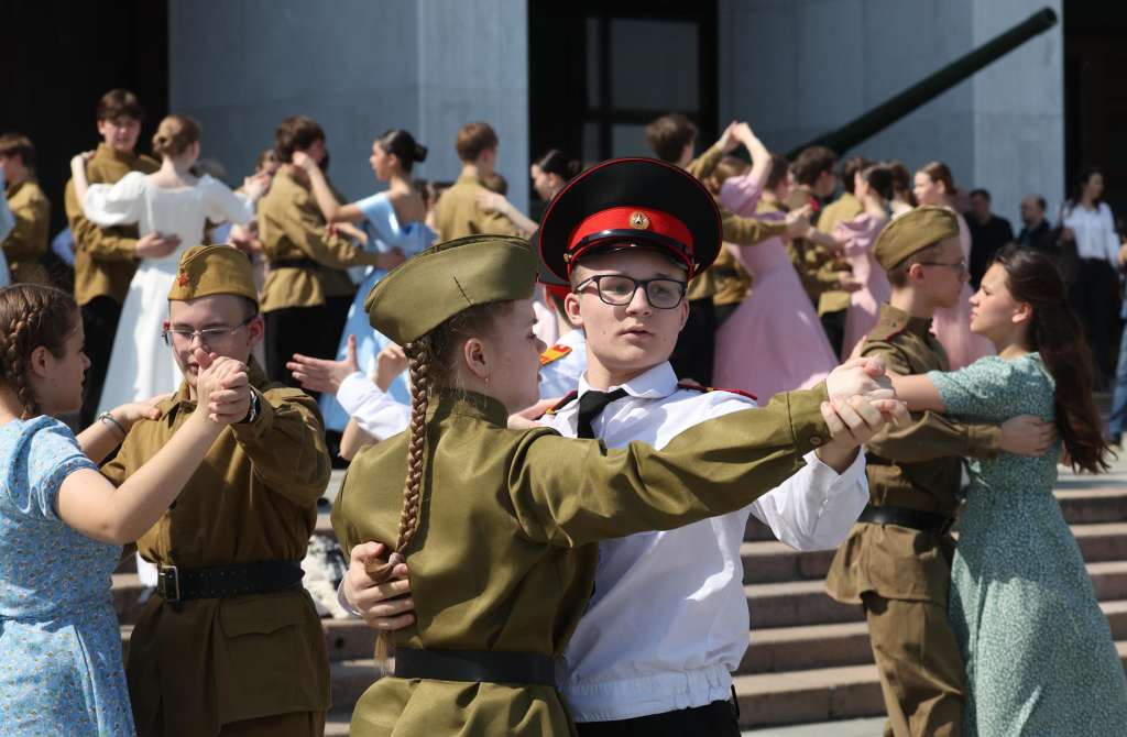 MOSCOW (Russian Federation), 07/05/2026.- People dance during the 'Victory Waltz' in front of the Victory Museum (Museum of the Great Patriotic War) in Moscow, Russia, 07 May 2026. Russia will mark the 81st anniversary of the Soviet Union's victory over Nazi Germany and its allies in World War II on 09 May 2026. (Alemania, Rusia, Moscú) EFE/EPA/MAXIM SHIPENKOV