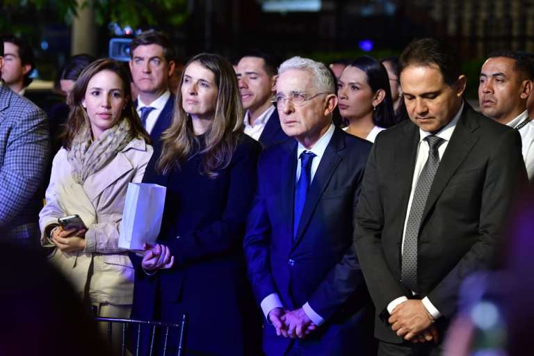 Tras un año de la muerte de Miguel Uribe Turbay, su familia junto a varios congresistas realizaron un homenaje a la memoria del senador en la Parroquia La Inmaculada Concepción, para luego develar su monumento en el antiguo parque “El Golfito”, que ahora lleva su nombre.