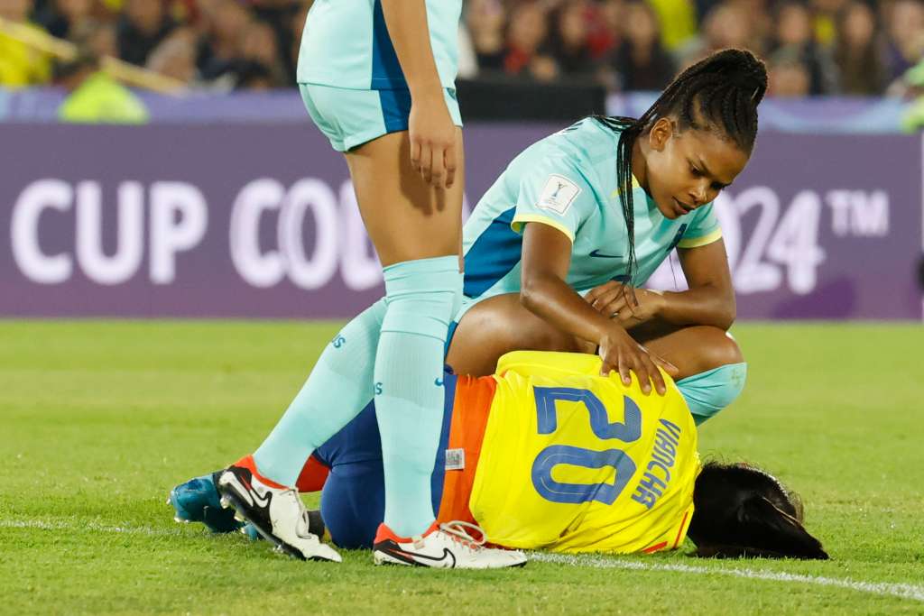 AMDEP5602. BOGOTÁ (COLOMBIA), 31/08/2024.- Karla Viancha (abajo) de Colombia recibe atención de Naomi Thomas-Chinnama de Australia este sábado, en un partido del grupo A de la Copa Mundial Femenina sub-20 entre las selecciones de Colombia y Australia, en el estadio El Campín en Bogotá (Colombia). EFE/ Mauricio Dueñas Castañeda