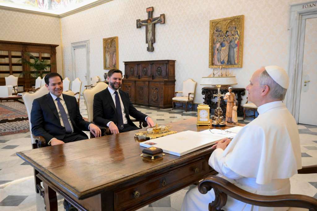 VATICAN CITY (Vatican City State (Holy See)), 19/05/2025.- A handout picture provided by the Vatican Media shows US Secretary of State Marco Rubio and US Vice President JD Vance with Pope Leo XIV during their meeting in the Vatican, May 19, 2025. (Papa) EFE/EPA/VATICAN MEDIA HANDOUT HANDOUT EDITORIAL USE ONLY/NO SALES