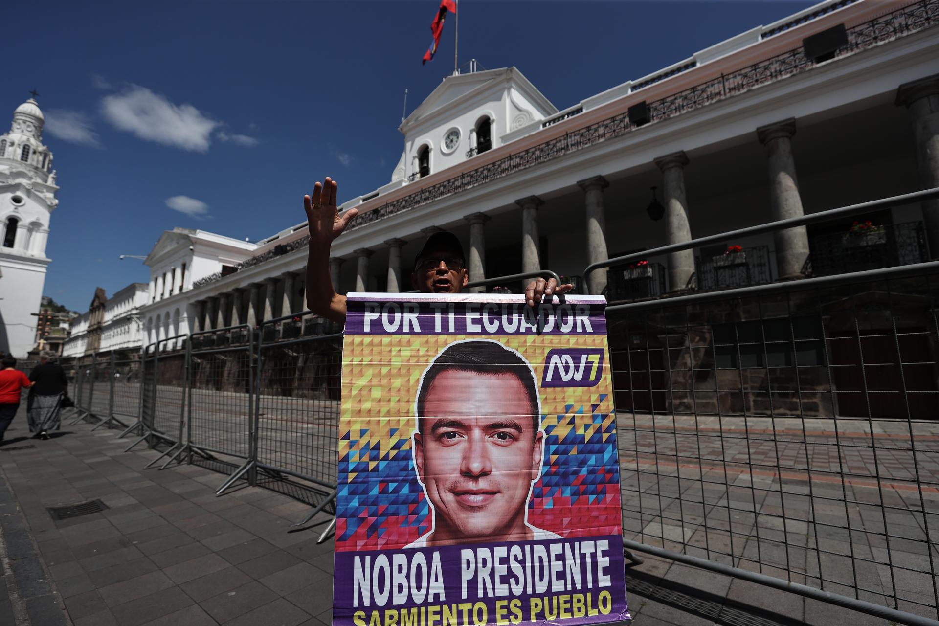AME9448. QUITO (ECUADOR), 14/04/2025.- Un simpatizante del presidente de Ecuador, Daniel Noboa, celebra los resultados de las elecciones presidenciales este lunes, en los exteriores del Palacio de Gobierno, en Quito (Ecuador). Noboa agradeció la "valentía" del voto de los adultos mayores en los comicios del domingo en los que logró la reelección hasta 2029 con una diferencia de más de un millón de votos sobre su rival, la correísta Luisa González. EFE/ José Jácome