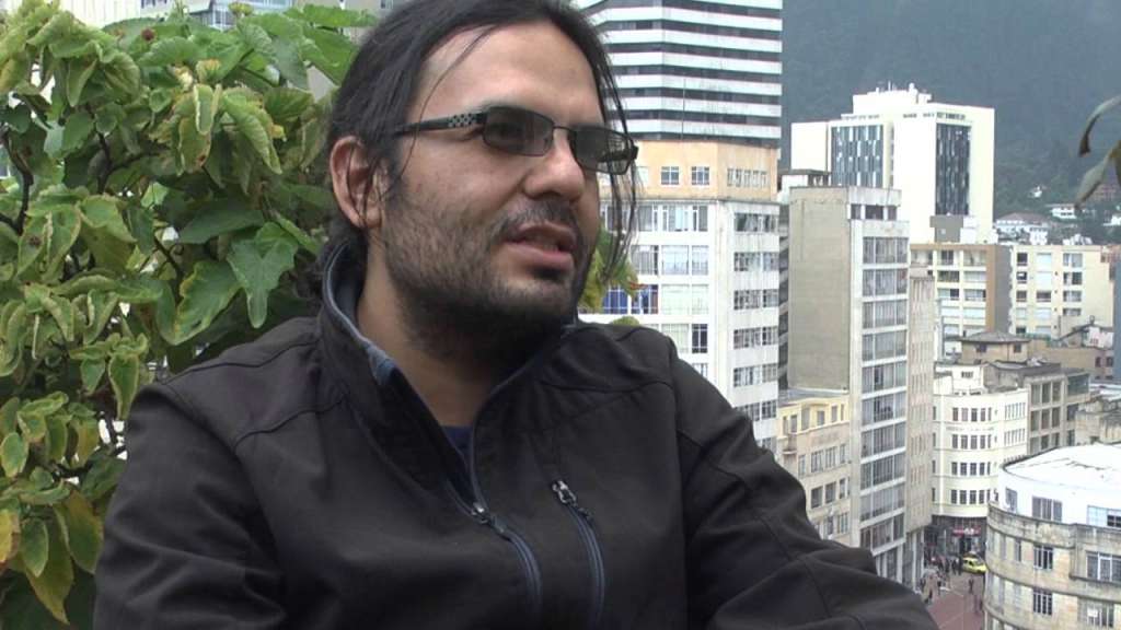 El escritor colombiano Esteban Cruz, quien lanza su más reciente libro, basado en archivos secretos de la Cía y el FBI.  / Cortesía