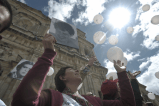 107 globos cubrieron la plaza de Bolívar en homenaje a las víctimas del avión de Avianca