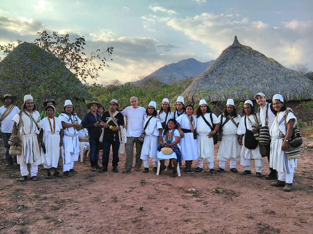 Miembros de la comunidad arhuaca junto con Carlos Castaño-Uribe, director de la Fundación Herencia Ambiental Caribe; Gelver Zapata, coordinador del Plan Jaguar y líder del pueblo arhuaco; y Juan Fernando Patiño; de ISA.