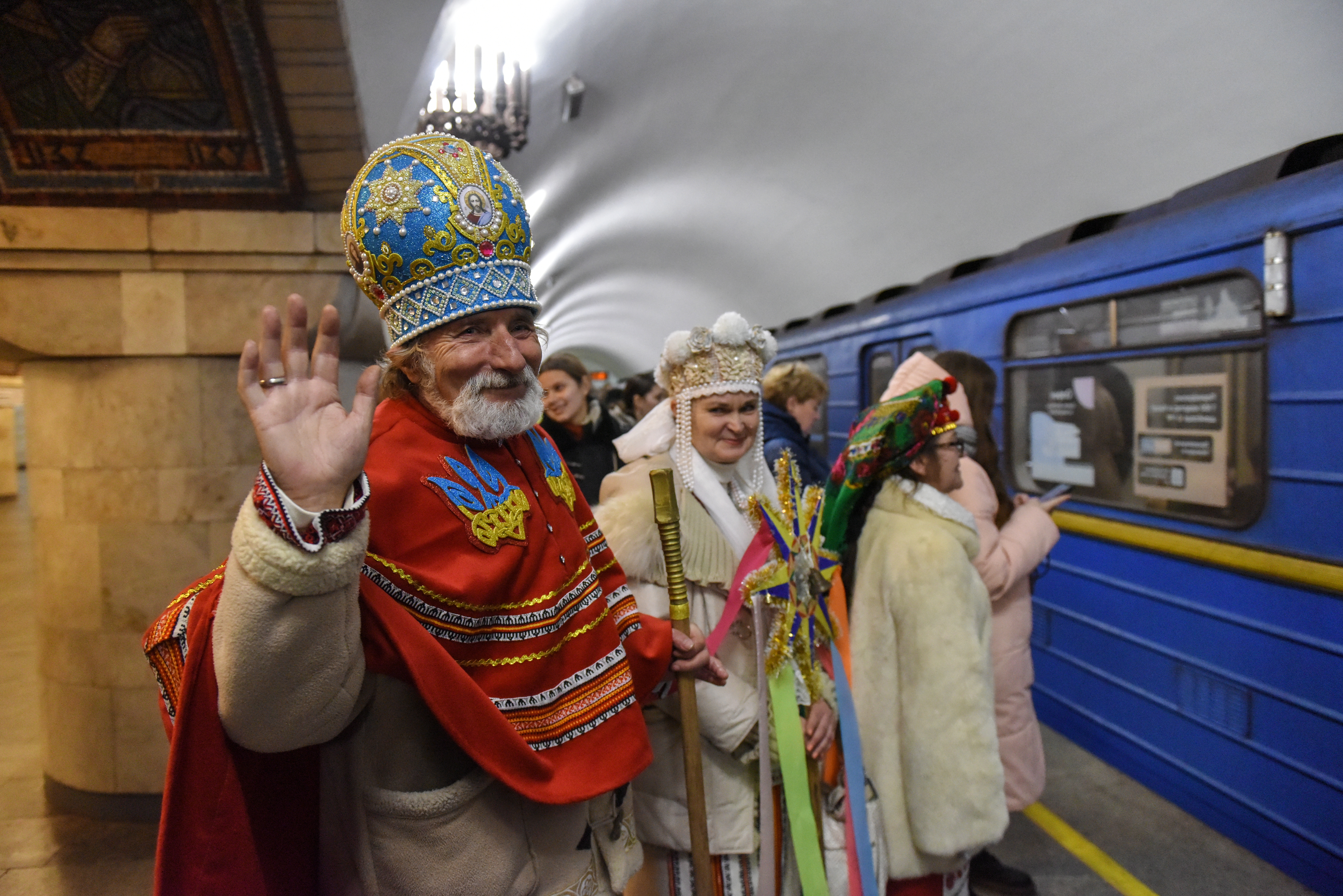 Kyiv (Ukraine), 25/12/2022.- People from the collective 'Kyivska Kolyada' sing Christmas carols and collect money for the Ukrainian army at Zoloti Vorota metro station in Kyiv, Ukraine, 25 December 2022. 2022 is the first year Orthodox churches were allowed to hold a Christmas prayer service on 24 December. Traditionally, the Orthodox church celebrates Christmas on 06 January. On 24 February 2022, Russian troops invaded Ukrainian territory, starting a conflict that provoked destruction and a humanitarian crisis. (Rusia, Ucrania) EFE/EPA/OLEG PETRASYUK