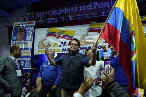 Una maleta llena de armas y granadas, pistas en asesinato de candidato en Ecuador