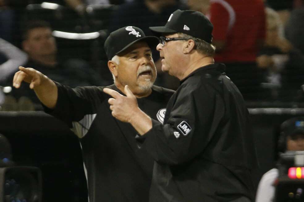Rick Renteria, manager de los Medias Blancas de Chicago, discute con el umpire Gerry Davis, en el duelo ante los Blue Jays de Toronto. / AFP