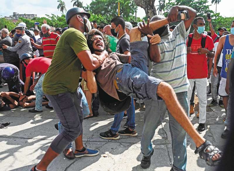 Las manifestaciones en Cuba dejaron decenas de detenidos.  / AFP
