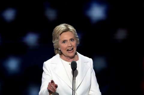 "Trump quiere que tengamos miedo del futuro": Clinton al aceptar nominación presidencial