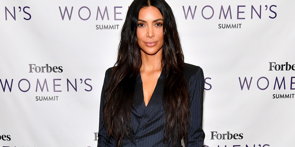Kim Kardashian padece de psoriasis, una enfermedad inflamatoria crónica que produce manchas rojas.