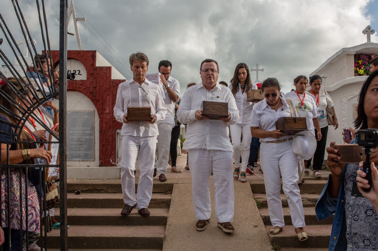 Las víctimas han pedido que el cementerio central se proteja y se obligue a la administración a organizarlo.Sebastián Zuleta Ríos.“Con cada paso que hemos dado venimos cambiando o retomando los sentidos atribuidos a los lugares visitados. Les estamos arrebatando estos sitios al miedo; la zozobra no será más dueña de los rincones de San Onofre. No serán más otros, sino ustedes, los habitantes honrados de este maravilloso municipio quienes decidirán sobre los significados y usos de sus calles, plazas, fincas y cementerios”, dijo el magistrado Ramelli, relator de este caso.