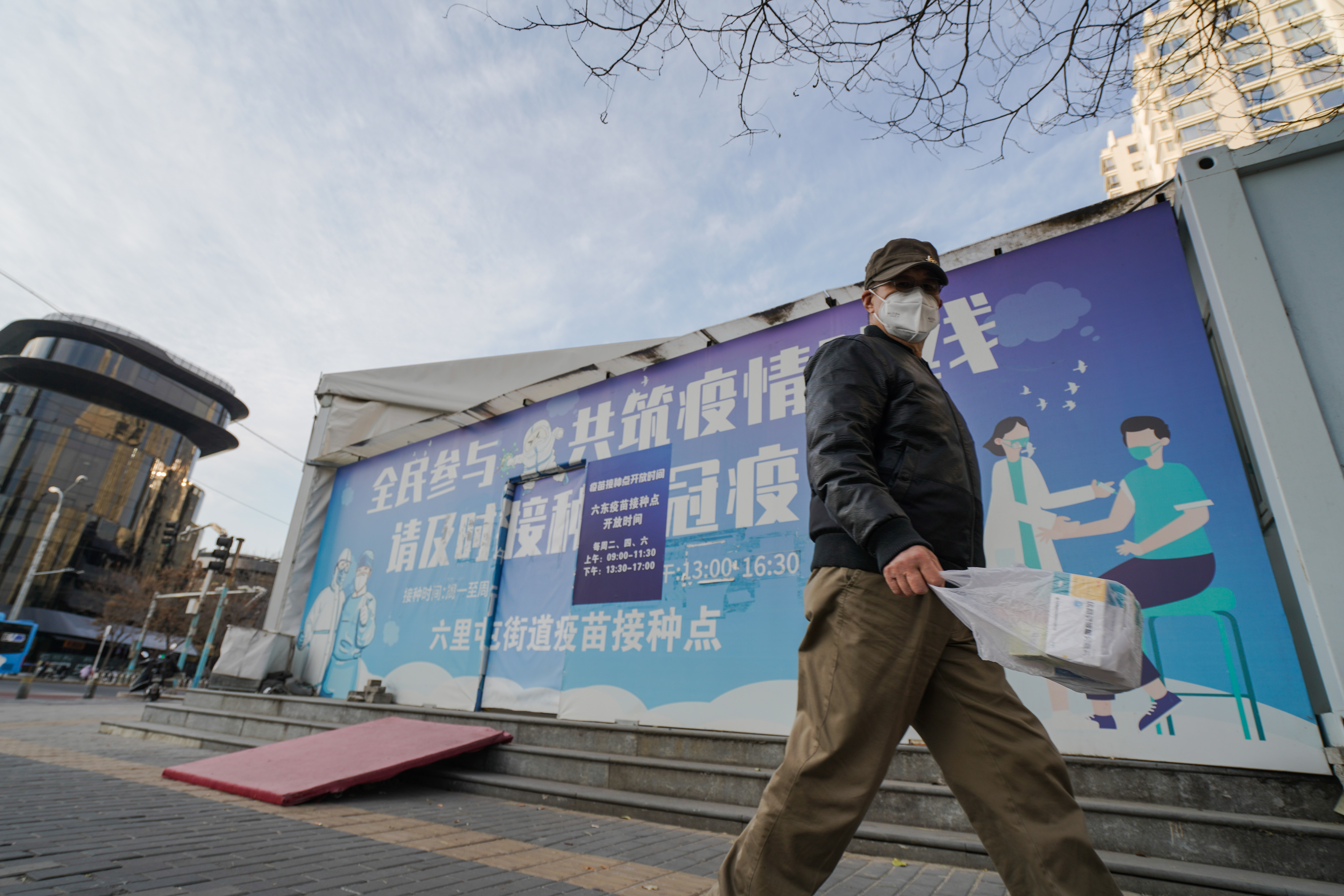 Beijing (China), 07/12/2022.- An elderly man wearing a face mask walks beside a vaccination site in Beijing, China, 07 December 2022. According to the official data released in April of 2022, that only around 20 percent of over-80s had received two COVID-19 vaccine injection plus a booster, while less than 50 percent of the 70-79 age elderly fell into this category. the latest statistics released in November revealed that vaccination rates for over-80s in China raise to about 40 percent fully vaccinated with a booster, shows an obvious upward trend. EFE/EPA/WU HAO