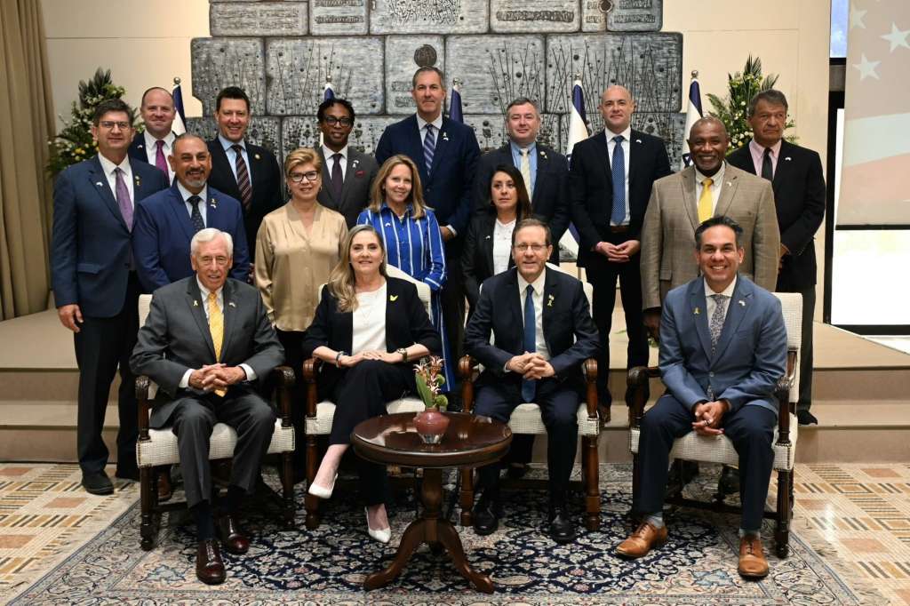 Una delegación conformada por congresistas demócratas y republicano durante un encuentro con el presidente israelí Isaac Herzog en Israel.