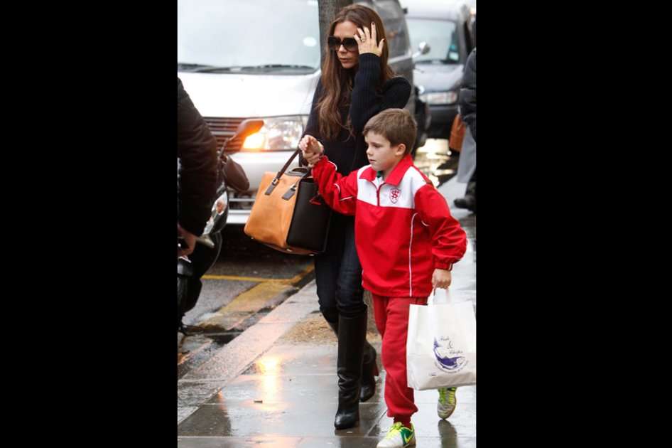 Victoria Beckham pasea con su hijo. / Bang Showbiz