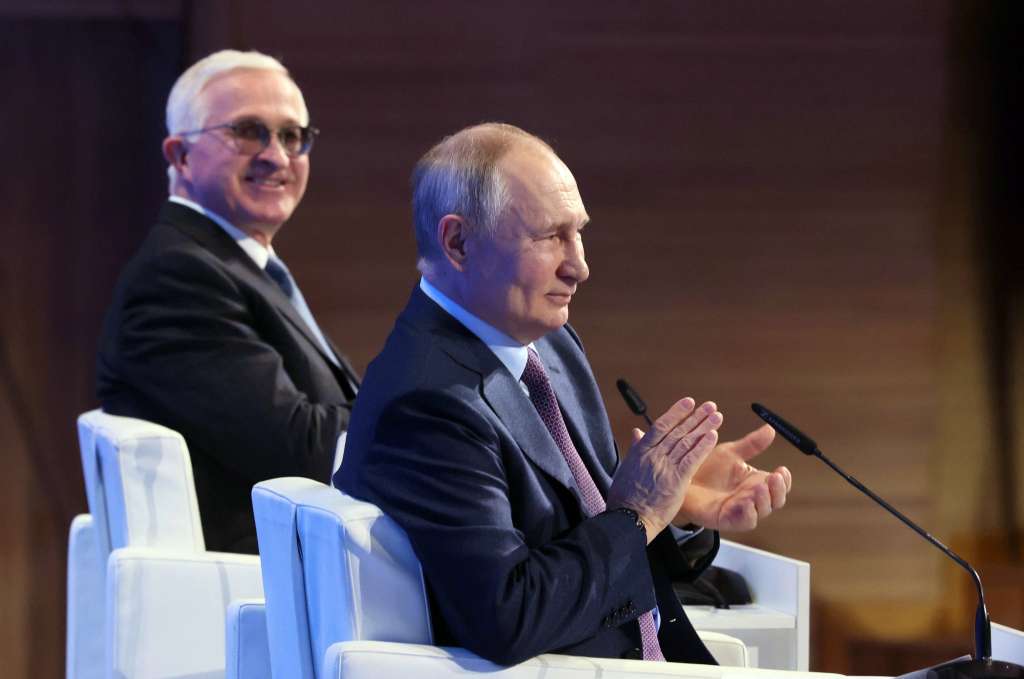 Moscow (Russian Federation), 15/03/2023.- Russian President Vladimir Putin (R) attends during the 17th Congress of the Russian Union of Industrialists and Entrepreneurs (RSPP) at the Moscow International House of Music in Moscow, Russia, 16 March 2023. Domestic demand in the Russian Federation has entered a growth trajectory, in April the retail trade turnover will add at least five percent, Russian President Vladimir Putin said at the 17th Congress of the Russian Union of Industrialists and Entrepreneurs (RSPP). (Rusia, Moscú) EFE/EPA/MIKHAIL METZEL/SPUTNIK/KREMLIN POOL MANDATORY CREDIT