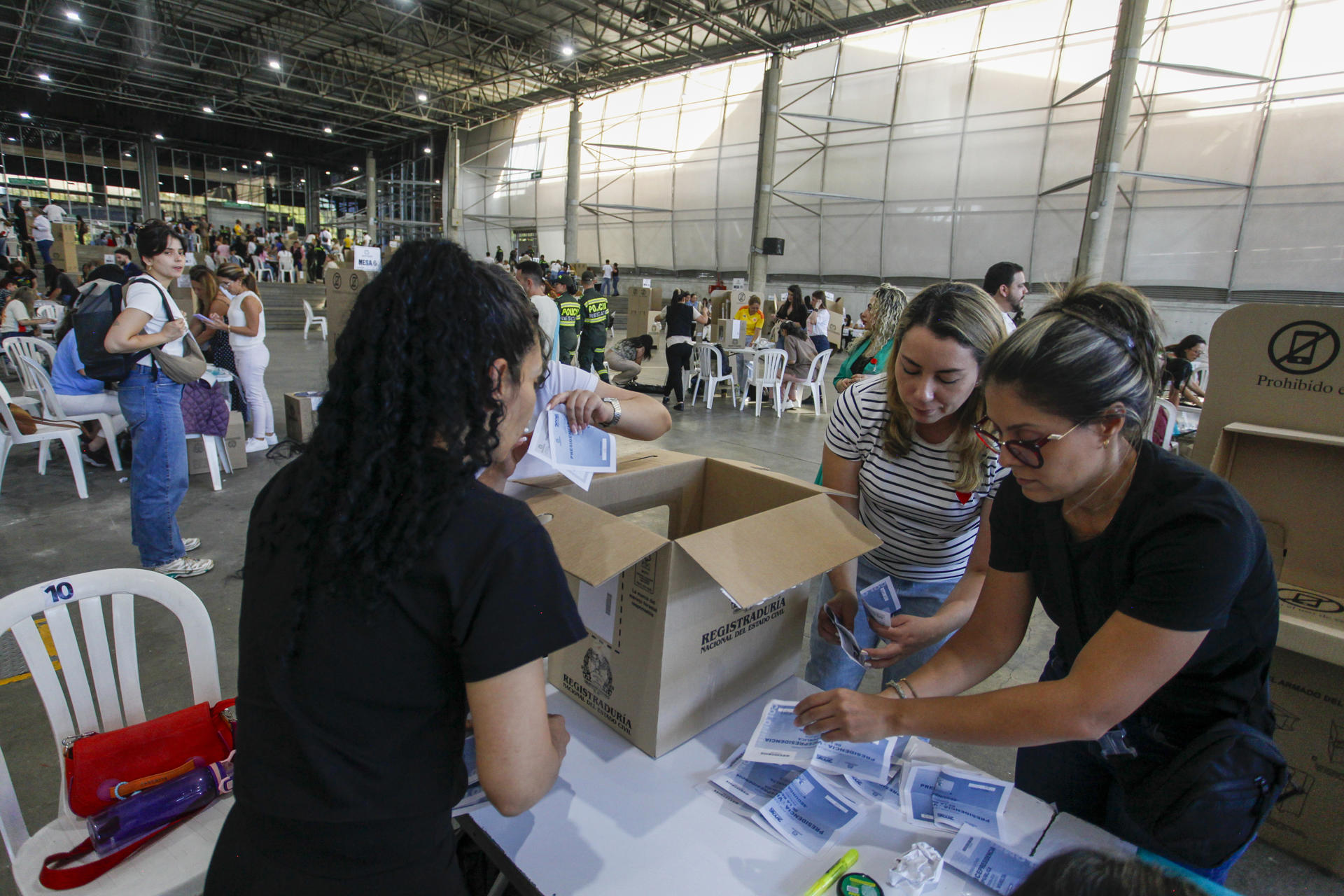 AME3047. MEDELLÍN (COLOMBIA), 21/06/2026.- Jurados de votación realizan el conteo de votos este domingo, en Medellín (Colombia). Los colegios electorales de Colombia cerraron después de ocho horas de votación para elegir en segunda vuelta al próximo presidente, una disputa entre el ultraderechista Abelardo de la Espriella y el izquierdista Iván Cepeda. EFE/ STR