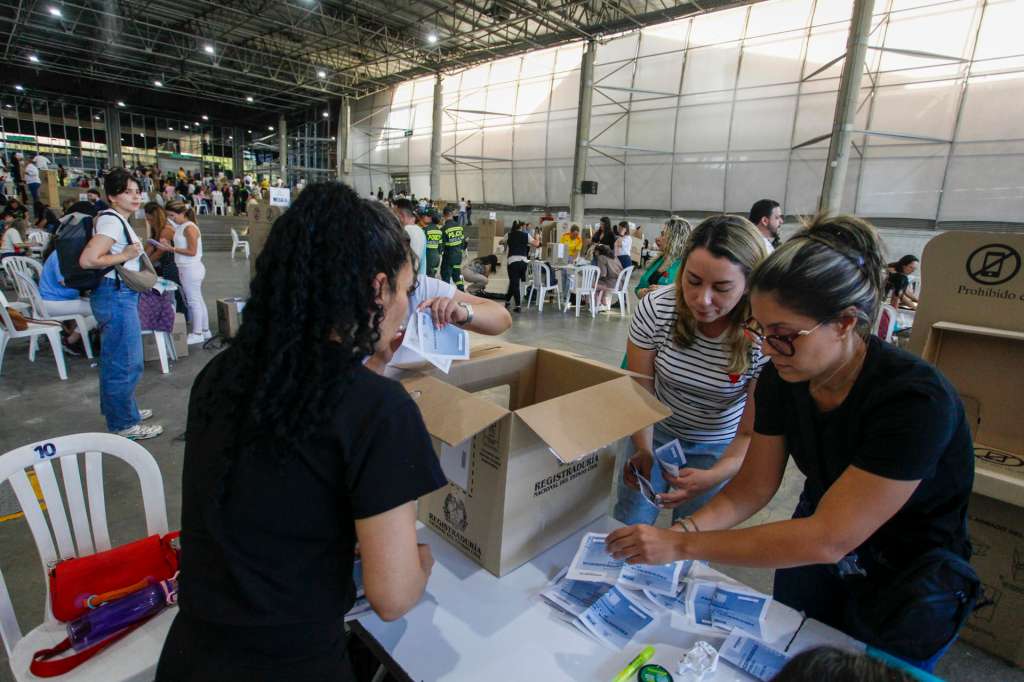 AME3047. MEDELLÍN (COLOMBIA), 21/06/2026.- Jurados de votación realizan el conteo de votos este domingo, en Medellín (Colombia). Los colegios electorales de Colombia cerraron después de ocho horas de votación para elegir en segunda vuelta al próximo presidente, una disputa entre el ultraderechista Abelardo de la Espriella y el izquierdista Iván Cepeda. EFE/ STR