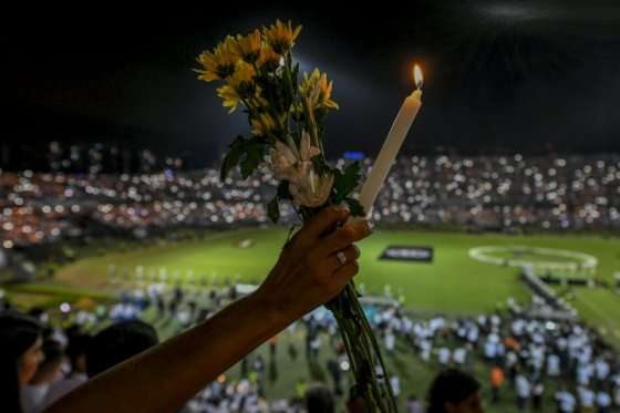 El acto en el Atanasio Girardot, que convocó a cerca de 40 mil personas dentro del estadio y otros miles más por fuera, fue una conmovedora muestra de la solidaridad del país; de que somos capaces de abrazarnos ante la tragedia. / Archivo/AFP