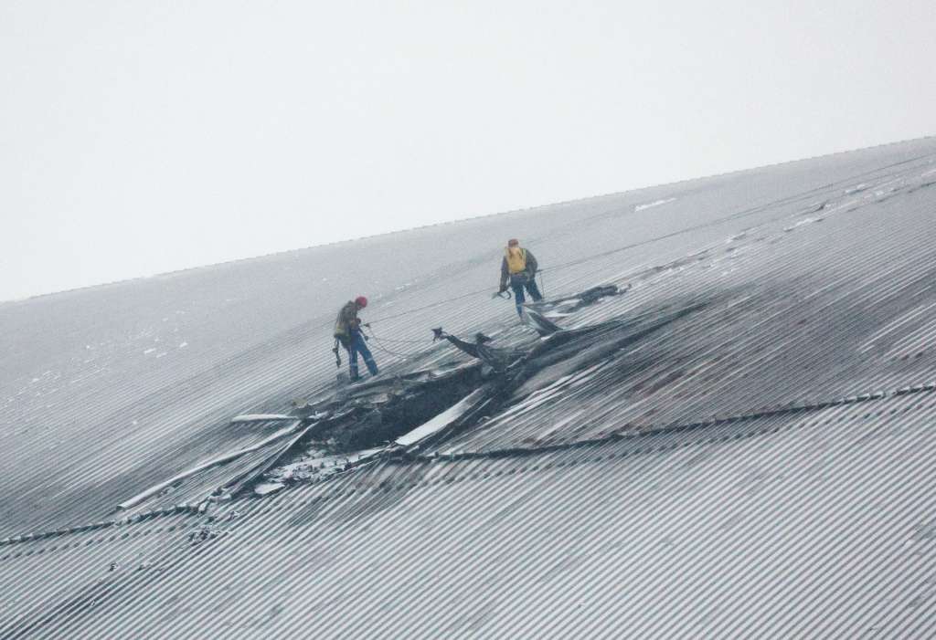 Chernobyl (Ukraine), 14/02/2025.- Workers operate on a damaged protective shelter over the remains of the reactor Unit 4 at the Chernobyl nuclear power plant (NPP), near the city of Chernobyl, Ukraine, 14 February 2025, amid the Russian invasion. Ukraine's President Zelensky said on 14 February, that a Russian drone with a 'high-explosive warhead' struck the shelter covering the destroyed Unit 4 of the Chernobyl NPP overnight. A fire was extinguished and radiation levels are being monitored at the site, Ukrainian authorities said. (Rusia, Ucrania) EFE/EPA/SERGEY DOLZHENKO