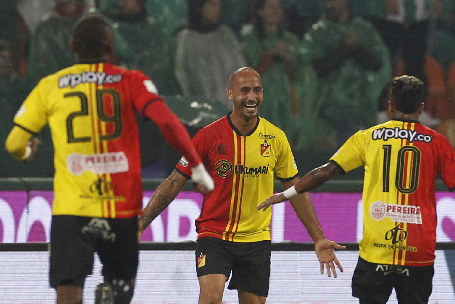 AMDEP1637. MEDELLÍN (COLOMBIA), 16/02/2023.- Juan Pablo Zuluaga (c) de Pereira celebra un gol hoy, en la final de la Superliga de Colombia entre Atlético Nacional y Deportivo Pereira en el estadio Atanasio Girardot en Medellín (Colombia). EFE/Luis Eduardo Noriega A.