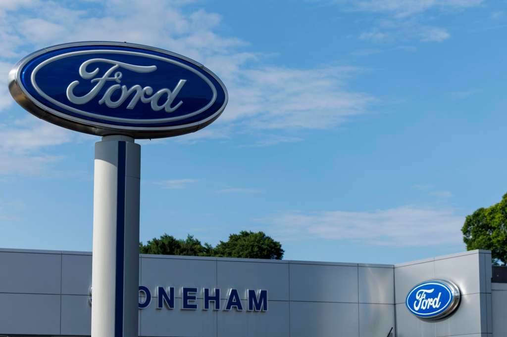 BEVERLY (United States), 15/07/2025.- A Ford Motor Company dealership in Stoneham, Massachusetts, USA, 15 July 2025. Ford is recalling more than 850,000 vehicles worldwide, with more than 844,000 of those in the US, according to the National Highway Traffic Safety Administration. EFE/EPA/CJ GUNTHER