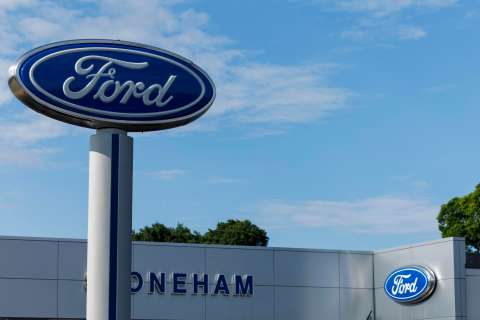 CEO de Ford: ventas de eléctricos caerán a la mitad por políticas de Trump