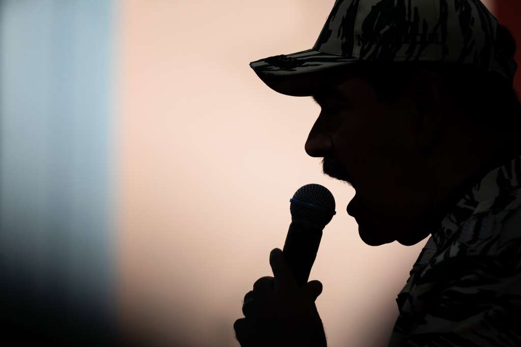 AME7308. CARACAS (VENEZUELA), 13/04/2024.- El presidente de Venezuela, Nicolás Maduro, ofrece un discurso este sábado, en Caracas (Venezuela). Maduro propuso este sábado una reforma constitucional para incluir "ya" la pena de cadena perpetua contra los "vendepatria" y los corruptos, para que "esa gente se pudra de por vida en la cárcel", luego de haber expresado el "dolor" que le ocasionó la "traición" de exfuncionarios acusados de corrupción, entre ellos el exministro de Petróleo Tareck el Aissami. EFE/ Rayner Peña R.