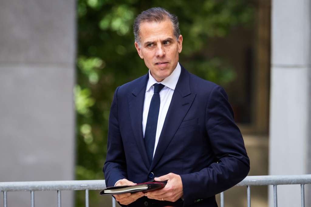 Wilmington (United States), 10/06/2024.- Hunter Biden, son of US President Joe Biden, departs his gun trial at the US Federal District Court in Wilmington, Delaware, USA, 10 June 2024. The defense and prosecution have rested their cases; the case is now in the hands of the jury. Hunter Biden is the first child of a sitting US president to face criminal charges in a federal court. EFE/EPA/JIM LO SCALZO