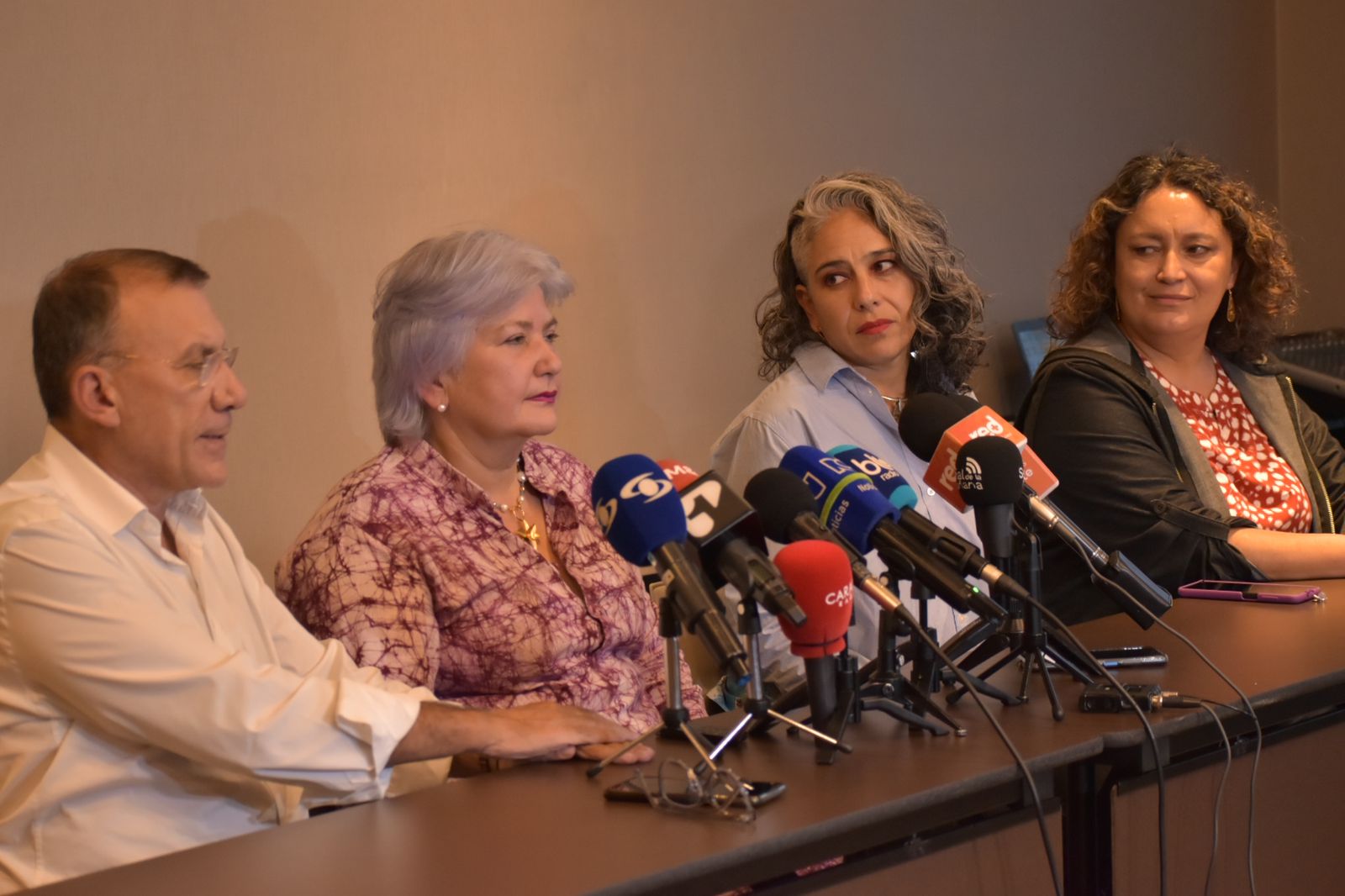 Senadores Roy Barreras, Gloria Flórez, María José Pizarro (Pacto Histórico) y Angélica Lozano (verde) al término de la reunión de compromisarios.