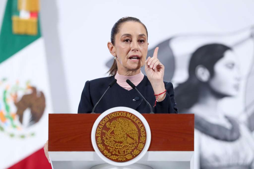 MEX6955. CIUDAD DE MÉXICO (MÉXICO), 29/10/2025.- La presidenta de México, Claudia Sheinbaum, habla durante una rueda de prensa este miércoles en Palacio Nacional de la Ciudad de México (México). Sheinbaum reveló que pidió al canciller, Juan Ramón de la Fuente, reunirse con el embajador de Estados Unidos en el país, Ronald Johnson, para dialogar sobre cómo mejorar el protocolo de combate al crimen organizado en aguas internacionales, tras los recientes ataques de EE. UU. a presuntas embarcaciones vinculadas al narcotráfico. EFE/Mario Guzmán