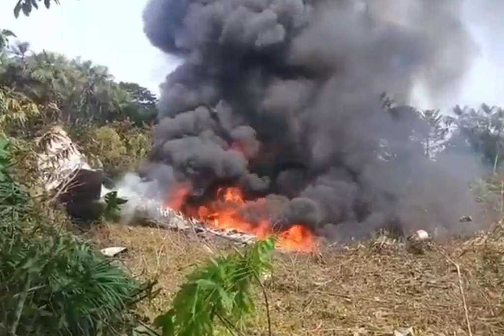 AME6775. BOGOTÁ (COLOMBIA), 23/03/2026.- Captura de video tomada de rastreo de redes que muestra el accidente de un avión este lunes, en Putumayo (Nariño). Un avión Hércules de la Fuerza Aeroespacial Colombiana (FAC) que transportaba soldados se accidentó pocos minutos después de despegar del aeropuerto de Puerto Leguízamo, en el departamento de Putumayo (sur), informó el ministro de Defensa, Pedro Sánchez Suárez, sin confirmar el número de víctimas. EFE/ Rastreo de Redes /SOLO USO EDITORIAL/ NO VENTAS/ SOLO DISPONIBLE PARA ILUSTRAR LA NOTICIA QUE ACOMPAÑA (CRÉDITO OBLIGATORIO)