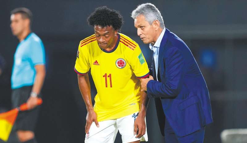 Reinaldo Rueda le da indicaciones a Juan Guillermo Cuadrado, uno de sus principales estandartes en la selección de Colombia. / AP