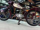 La Libélula Roja, primera moto de Yamaha, se exhibe en la Feria de las 2 Ruedas