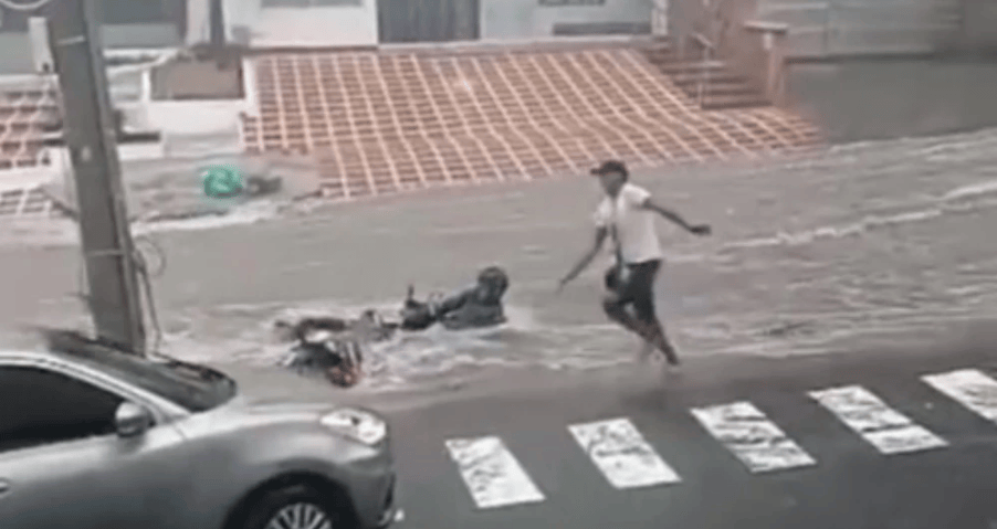 Motociclista arrastrado por arroyo