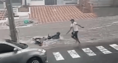 Motociclista fue arrastrado por un arroyo en Barranquilla