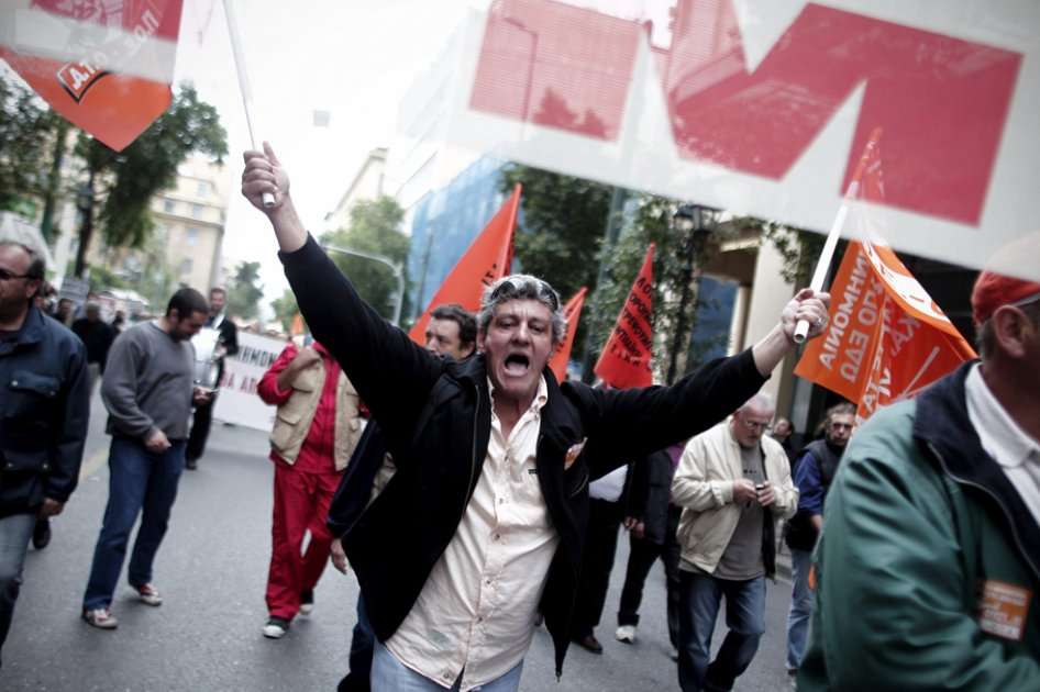 Varias personas se manifiestan contra las medidas de austeridad del gobierno griego en Atenas/ EFE