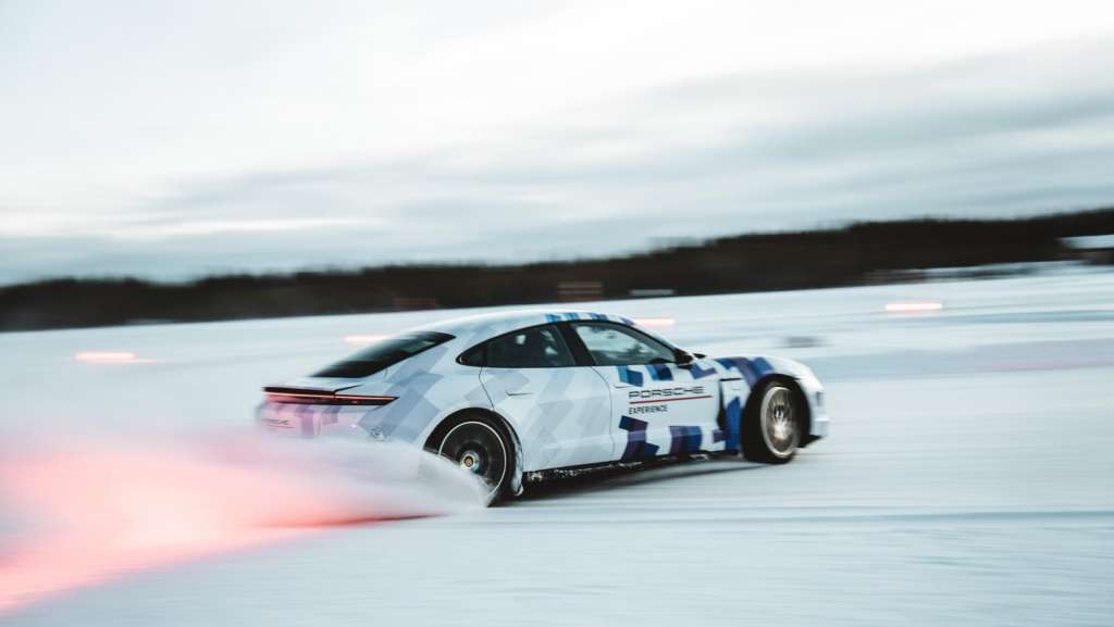 Porsche Taycan rompe récord Guinness: 17 kilómetros de derrape sobre hielo