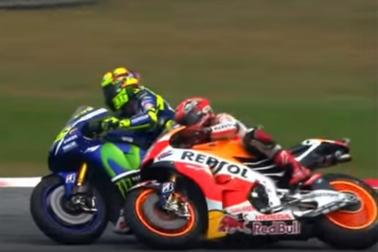 Continúa la arremetida contra Valentino Rossi por polémica patada