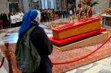 ¿Quién es la monja que se saltó el protocolo y lloró ante el féretro del papa?