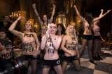 Femen celebra la renuncia del Papa Benedicto XVI