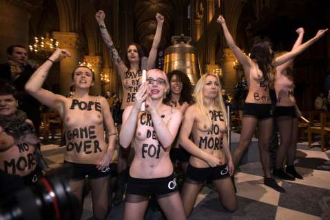 Femen celebra la renuncia del Papa Benedicto XVI