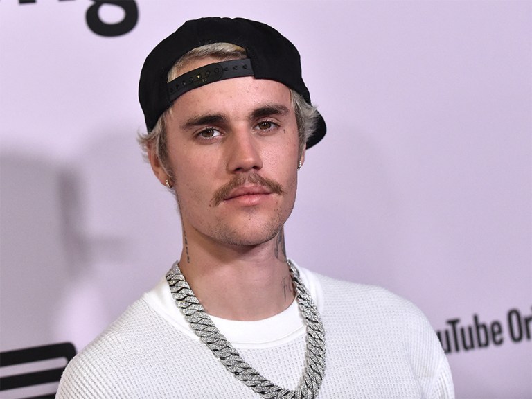 Justin Bieber cuenta que presenta una parálisis facial en un lado de su rostro