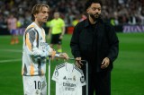 Marcelo fue homenajeado por Real Madrid en la previa del derbi madrileño